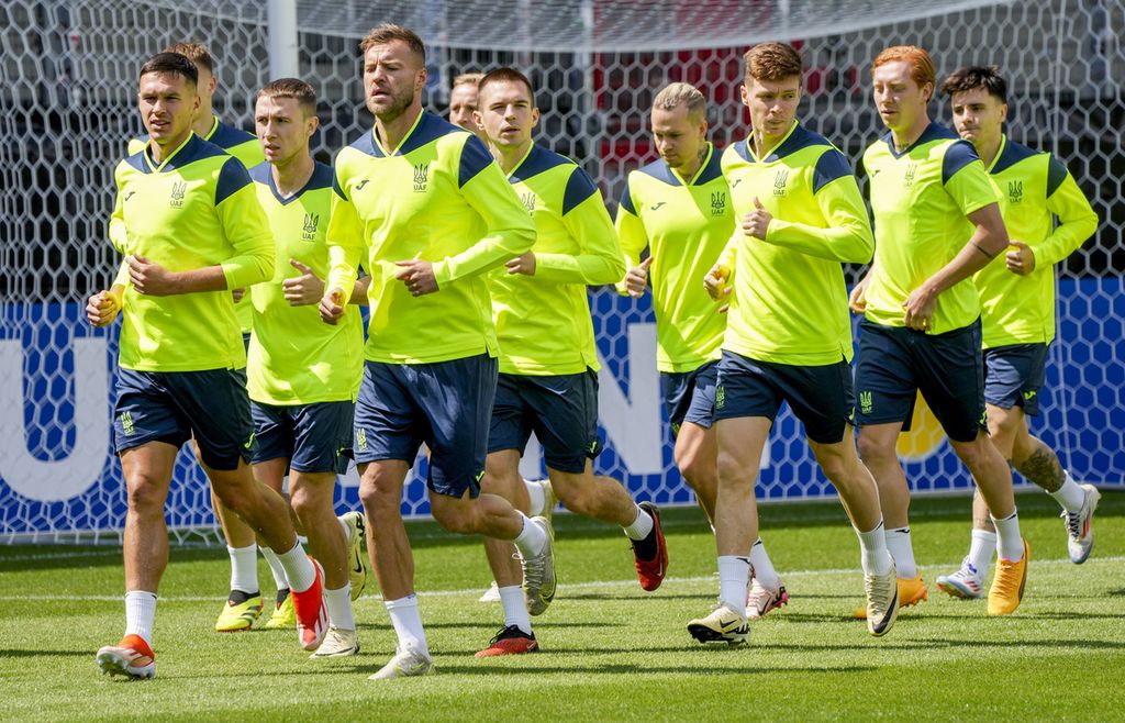 Pemain Ukraina melakukan pemanasan di Wiesbaden, Jerman, Kamis (13/6/2024). Romania akan bertemu Ukraina pada laga penyisihan Grup E Piala Eropa 2024 di Stadion Allianz Arena, Muenchen, Senin (17/6/2024) pukul 20.00 WIB.