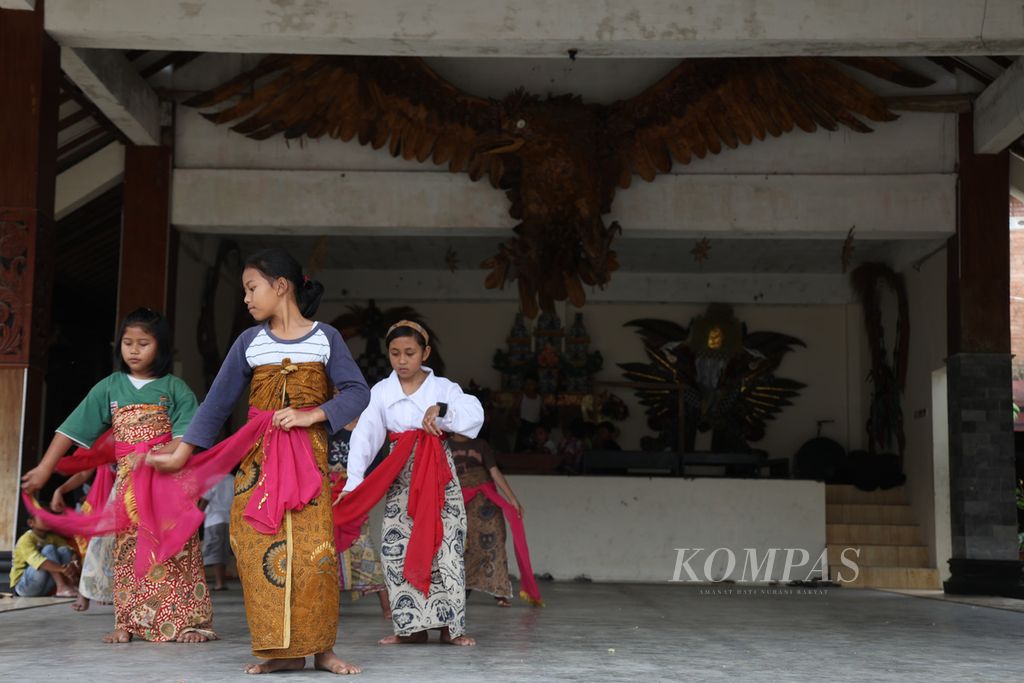 Anak-anak berlatih tari Nawung Sekar di Padepokan Wargo Budoyo, Dusun Gejayan, Banyusidi, Pakis, Magelang, Jawa Tengah, Selasa (12/7/2022). Padepokan tersebut merupakan bagian dari Komunitas Lima Gunung yang terus berekspresi melalui media seni dengan kesenian khas dari daerah setempat.