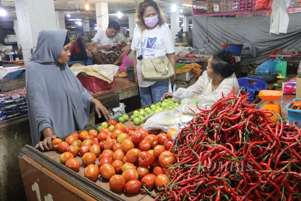 Masyarakat berbelanja kebutuhan pokok di Pasar Petisah, Medan, Sumatera Utara, Senin (5/9/2022). Harga kebutuhan pokok serba naik di Kota Medan menyusul kenaikan harga bahan bakar minyak. 