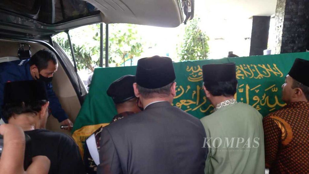Jenazah Ketua Umum Majelis Ulama Indonesia (MUI) 1998-2000 KH Ali Yafie dibawa meninggalkan rumah duka di Komplek Menteng Residence, Bintaro Jaya, Tangerang Selatan, Banten, Minggu (26/2/2023), untuk dimakamkan di Pemakaman Umum Tanah Kusir Jakarta Selatan. Ali Yafie dikenal sebagai sosok ulama yang berpengetahuan luas dan patut diteladani.