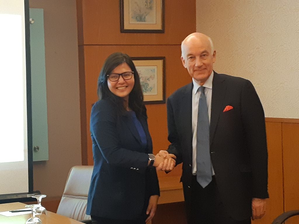 Direktur Teknik International Football Association Board David Elleray (kanan) berfoto dengan Sekretaris Jenderal PSSI Ratu Tisha Destria dalam pertemuan di Jakarta, Kamis (28/11/2019). Pertemuan ini membahas implementasi teknologi video wasit (VAR) di Indonesia.