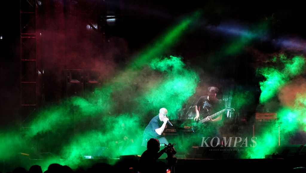Aksi panggung kelompok Greyhoundz dari Filipina dalam acara Hammersonic Festival 2023 di Jakarta International E-Prix Circuit, Ancol, Jakarta, Sabtu (18/3/2023). Festival musik ini kembali disambut dengan antusias para penggemar musik cadas yang datang dari sejumlah wilayah di Indonesia. 