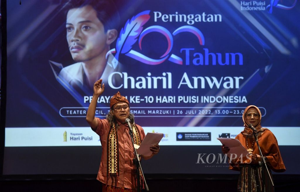 Kurnia Effendi dan Jauza Imani berduet membacakan puisi dalam peringatan 100 tahun penyair Chairil Anwar dan perayaan 10 Tahun Hari Puisi Indonesia di Teater Kecil, Taman Ismail Marzuki, Jakarta, Selasa (26/7/2022). Acara yang diselenggarakan Yayasan Hari Puisi itu digelar secara luring dan daring dengan menampilkan pertunjukan puisi dan diskusi yang diikuti oleh para penyair dan sastrawan dari berbagai daerah di Indonesia. Selain itu sejumlah sastrawan dari mancanegara, seperti Malaysia, Azerbaijan, Korea, dan Rusia, juga turut berpartisipasi. 