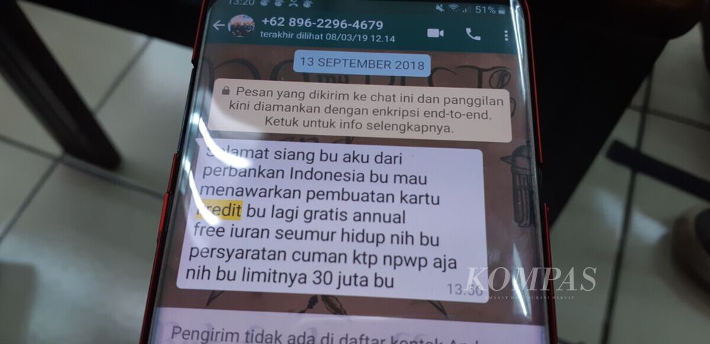 A victim of the sale of personal data, Wednesday (13/3/2019), in Jakarta, shows a short message he received via WhatsApp. Generally, he accepts credit card offers from various banks.