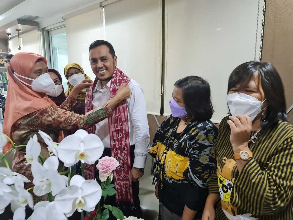 Ketua Panja RUU TPKS Willy Aditya menerima bunga dan selendang dari perwakilan aktivis perempuan seusai pengesahan RUU TPKS menjadi UU TPKS.