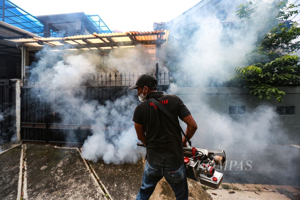 Petugas dari Palang Merah Indonesia melakukan pengasapan di lingkungan RW 002 Kelurahan Cipadu Jaya, Larangan, Kota Tangerang, Banten, Kamis (14/7/2022). Pengasapan dilakukan karena terdapat kasus demam berdarah di lingkungan tersebut.