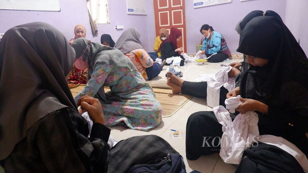 Warga dan mahasiswa mengikuti lokakarya pembuatan sasirangan dan <i>ecoprint </i>di Rumah Kreatif dan Pintar, Kelurahan Basirih Selatan, Banjarmasin Selatan, Kota Banjarmasin, Kalimantan Selatan, Sabtu (17/9/2022). Lokakarya selama satu hari itu diikuti 40 peserta.