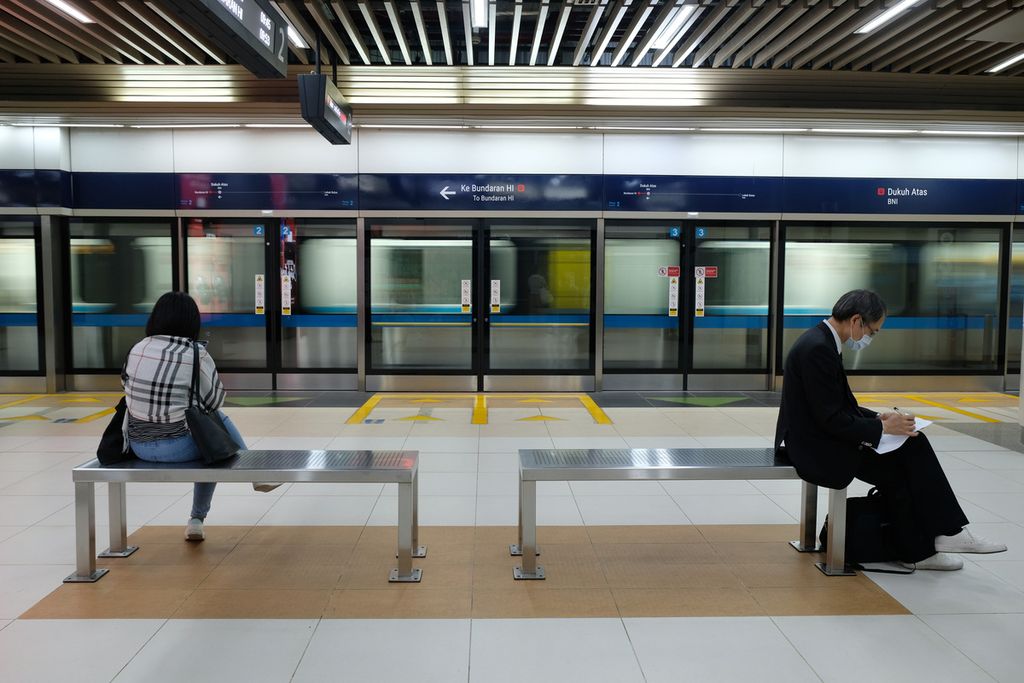 Penumpang menunggu jadwal keberangkatan kereta di Stasiun MRT Dukuh Atas, Jakarta Pusat, Jumat (18/11/2022).