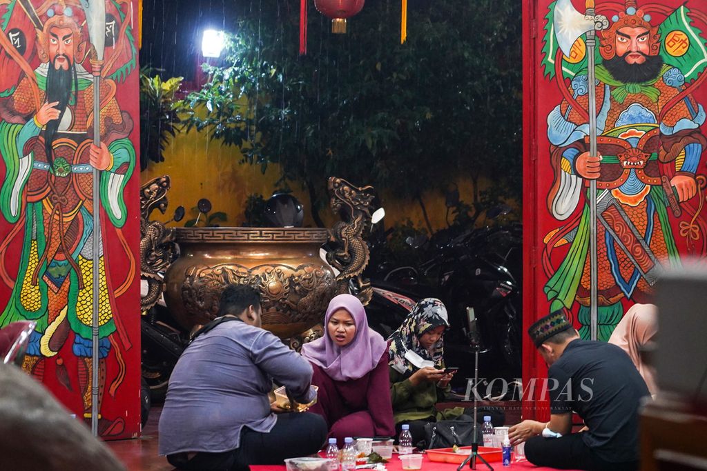 Suasana peserta Buka Puasa Lintas Agama yang digelar Forum Bogor Damai Sejahtera di Kelenteng Pan Kho Bio, Pulo Geulis, Kota Bogor, Jawa Barat, Kamis (14/4/2022). Buka puasa bersama ini menjadi semangat kerukunan dan toleransi antarumat beragama di Kota Bogor.