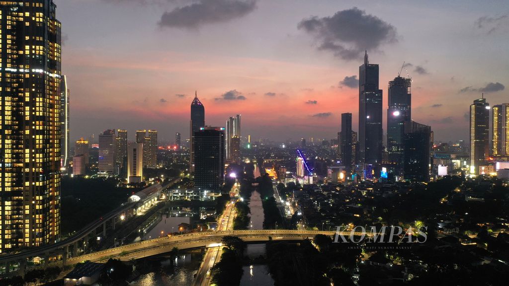 Suasana menjelang malam di gedung-gedung bertingkat di kawasan Kuningan, Jakarta Selatan, Minggu (31/7/2022). Dana Moneter Internasional (IMF) menilai perekonomian Indonesia dalam kondisi baik. Hal itu terindikasi dari sejumlah hal, seperti pertumbuhan ekonomi, neraca perdagangan, dan tingkat inflasi. 