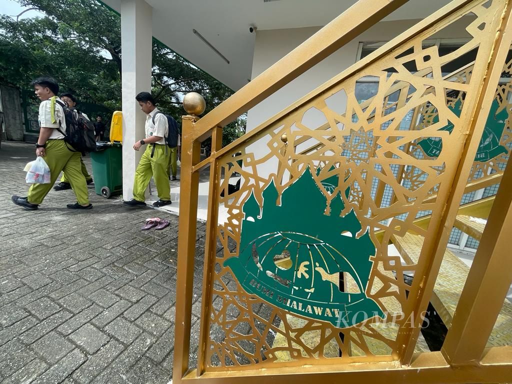 Pasa santri di Sekolah Progresif Bumi Shalawat Sidoarjo, Jawa Timur, Senin (13/6/2022), sedang meninggalkan swalayan selepas mengikuti pelajaran secara tatap muka.