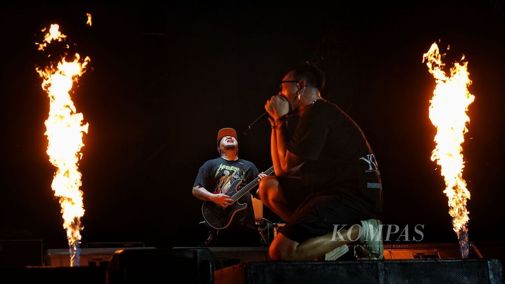 Aksi panggung kelompok Saint Loco dari Indonesia dalam acara Hammersonic Festival 2023 di Jakarta International E-Prix Circuit, Ancol, Jakarta, Sabtu (18/3/2023). Festival musik ini kembali disambut dengan antusias para penggemar musik cadas yang datang dari sejumlah wilayah di Indonesia. 