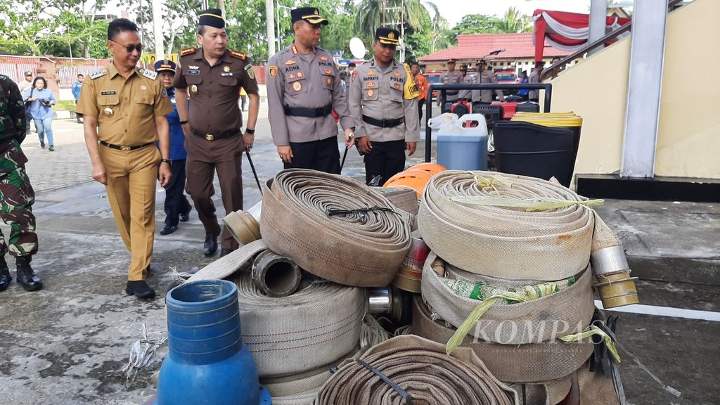 Wali Kota Pontianak Edi Rusdi Kamtono bersama instansi terkait meninjau kesiapan sarana prasarana pencegahan kebakaran lahan dalam apel di halaman Kepolisian Resor Kota Pontianak, Kalimantan Barat, Selasa (7/3/2023).