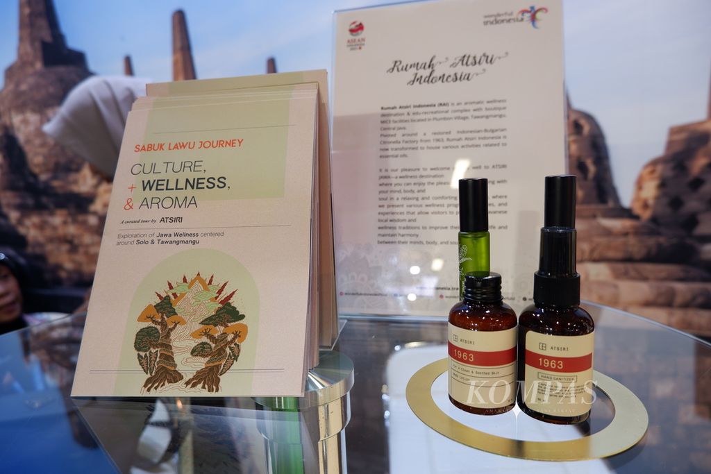 Tampak produk Rumah Atsiri di paviliun Indonesia pada hari pertama Internationale Tourismus Borse atau Bursa Pariwisata Internasional Berlin di Messe, Berlin, Jerman, Selasa (7/3/2023). Aroma rempah, yakni lemon dan lemongrass (serai), dari Rumah Atsiri mengharumkan seluruh paviliun Indonesia, yang juga menjadi salah satu daya tarik.