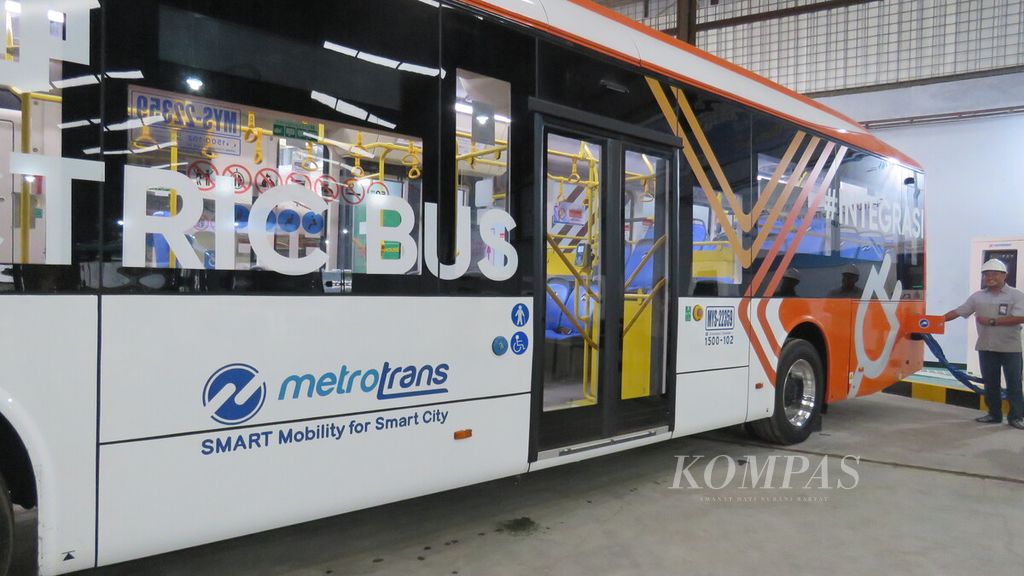  Manager Engineering PT Powerindo Prima Perks Darmster F Yimmy R menunjukkan cara pengisian daya listrik ke bus listrik yang dioperasikan Mayasari Bakti di depo bus listrik Mayasari Bakti, Kamis (9/6/2022). 