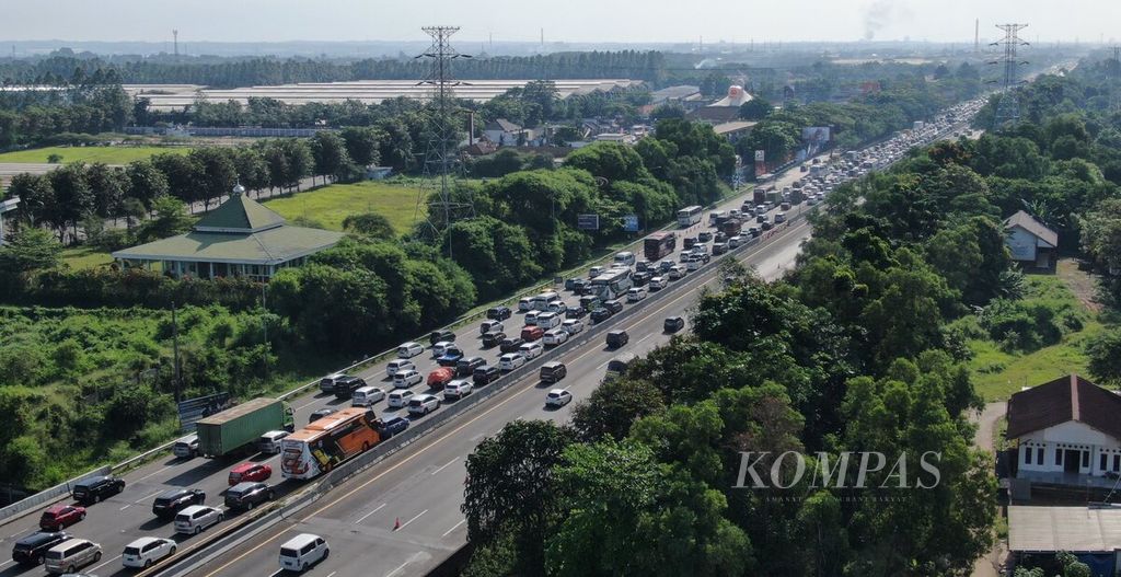 Kepadatan lalu lintas di Tol Jakarta-Cikampek menjelang area istirahat Km 62, Karawang, Jawa Barat, Minggu (8/5/2022). Arus balik kendaraan dari arah timur menuju Jakarta saat libur Lebaran mencapai puncak kepadatan pada Sabtu dan Minggu. Volume kendaraan dari arah timur yang melalui Tol Jakarta-Cikampek mencapai 170.078 kendaraan. Jumlah tersebut lebih tinggi dari puncak arus balik libur Lebaran tahun 2019 yang tercatat 166.444 kendaraan. Volume kendaraan pada Minggu (8/5/2022) diperkirakan akan mencapai sekitar 174.000 kendaraan. 