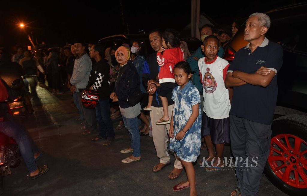 Warga di Jalan Raya Ploso-Lamongan berada di depan pintu masuk Pondok Pesantren Shiddiqiyyah untuk melihat proses penangkapan tersangka kekerasan seksual pada santri di Kecamatan Ploso, Kabupaten Jombang, Jawa Timur, Kamis (7/7/2022). Polisi melakukan aksi jemput paksa untuk menangkap DPO pencabulan MSA (42), putra pengasuh Pesantren Shiddiqiyyah. MSA telah menjadi DPO selama 6 bulan. Setelah melalui proses yang panjang MSA menyerahkan diri pada pukul 23.30 WIB. 