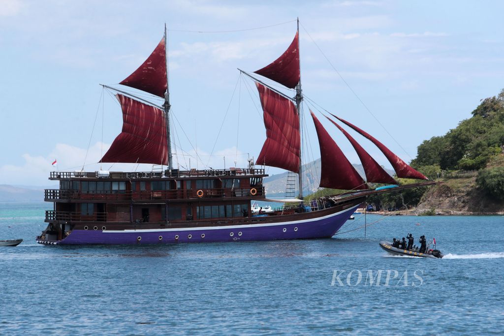 Petugas keamanan berpatroli di sekitar Dermaga Marina, Labuan Bajo, Manggarai Barat, Nusa Tenggara Timur, Senin (8/5/2023). 