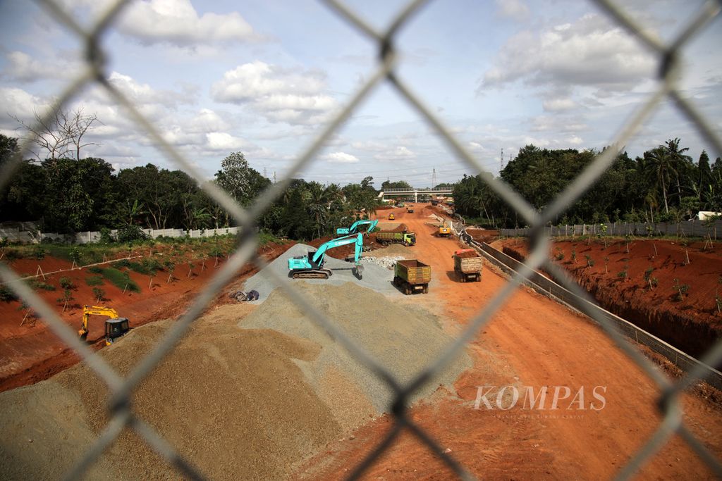 Pengerjaan proyek pembangunan Jalan Tol Cinere-Jagorawi (Cijago) Seksi 3 di Limo, Kota Depok, Jawa Barat, Senin (23/1/2023). 