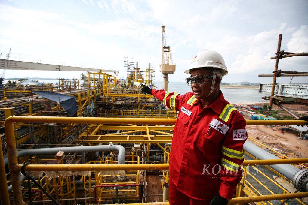 Kepala SKK Migas Dwi Soetjipto meninjau secara langsung konversi penuh pembangunan kapal tanker menjadi Floating Production Storage and Offloading (FPSO) atau unit penyimpanan dan pembongkaran produksi minyak dan gas bumi terapung Marlin Natuna di galangan kapal Pax Ocean PT Dok Warisan Pertama, Batam, Kepulauan Riau, Rabu (3/7/2024).  