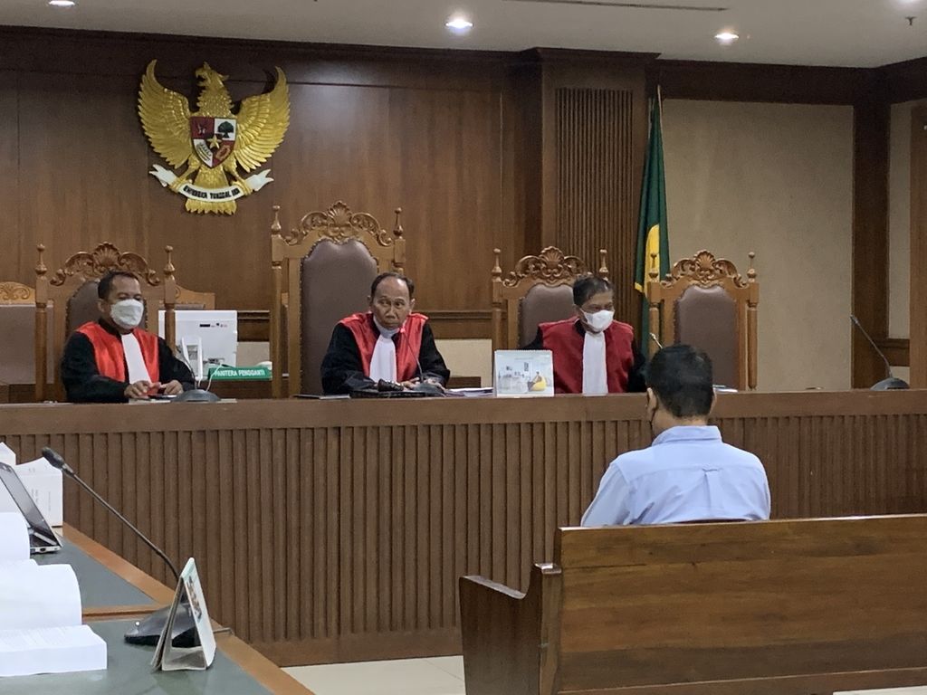Suasana sidang pembacaan tuntutan terhadap PT Merial Esa, terdakwa suap sejumlah anggota DPR dan pejabat Bakamla, dalam proyek pengadaan satelit pemantau dan pesawat nirawak Bakamla tahun anggaran 2016 di Pengadilan Tindak Pidana Korupsi, Jakarta, Selasa (5/4/2022). Direktur PT Merial Esa (berbaju biru) hadir mewakili terdakwa.
