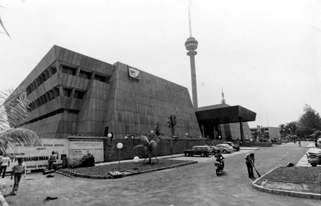 Presiden Soeharto akan meresmikan gedung baru TVRI yang akan berfungsi sebagai pusat produksi pagi ini (24/8/1982). Acara tersebut akan disiarkan langsung. Dalam acara peresmian ini dijanjikan akan ada "surprise". Gedung baru berisi sedikitnya empat studio produksi, studio film, studio suara dan dubbing.