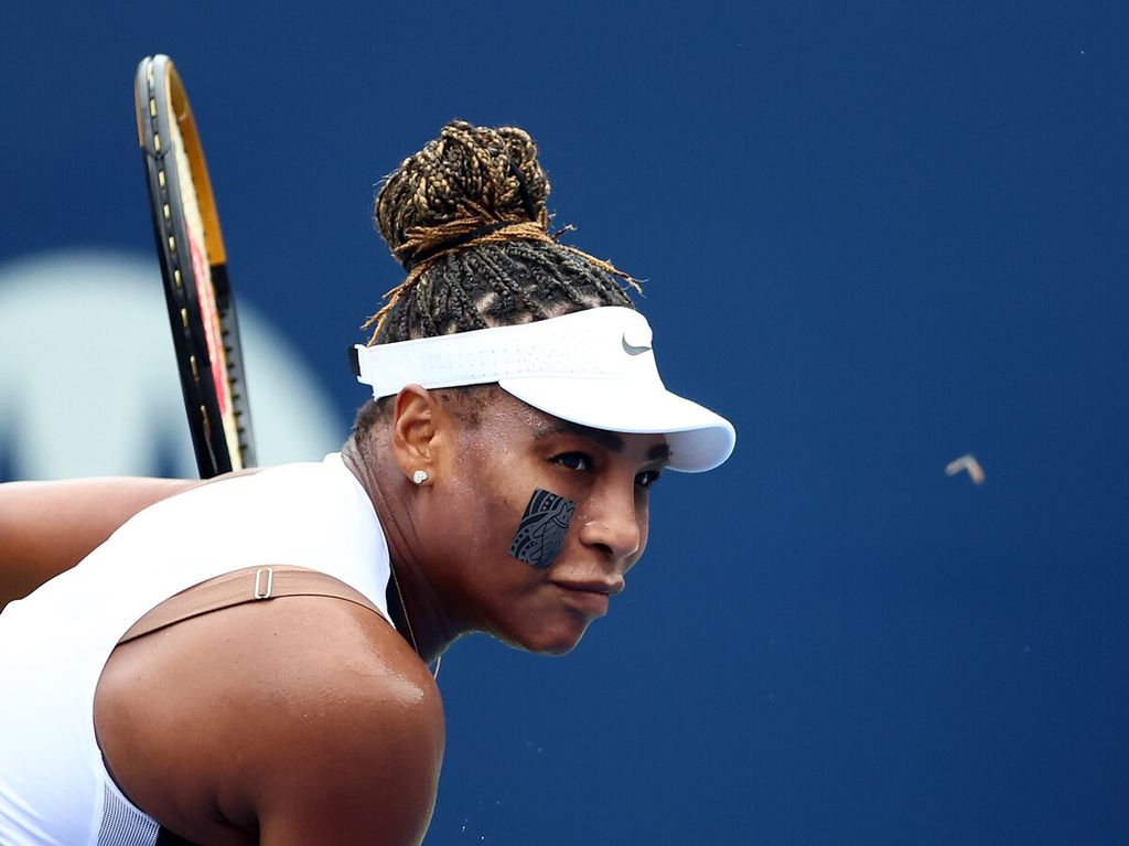 Petenis AS Serena Williams bersiap memukul bola saat melawan petenis Spanyol, Nuria Parrizas Diaz, dalam pertandingan turnamen WTA 1000 Kanada Terbuka di Toronto, Ontario, Kanada, Senin (8/8/2022). Serena berencana untuk meninggalkan dunia tenis profesional setelah 27 tahun bersaing di arena tenis profesional.