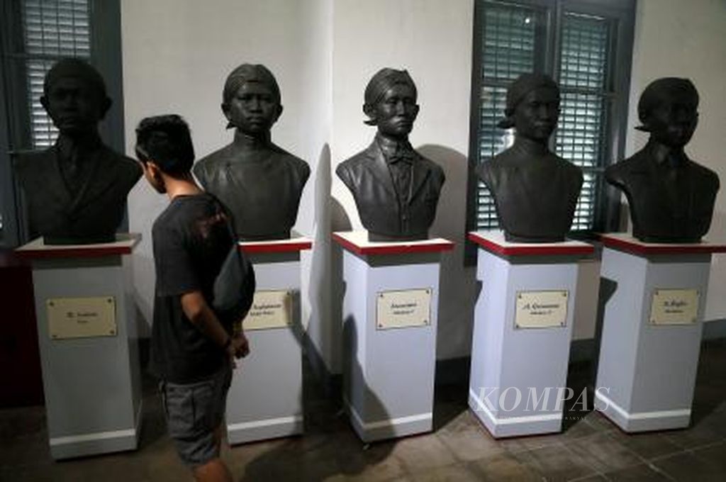 Pengunjung Museum Kebangkitan Nasional, Jakarta, memperhatikan patung-patung pendiri organisasi Boedi Oetomo, Sabtu (19/5/2018). Tanggal pendirian organisasi tersebut, 20 Mei 1908, diperingati sebagai Hari Kebangkitan Nasional. Pendirian organisasi Boedi Oetomo dipandang sebagai titik awal tumbuhnya kesadaran nasional rakyat Indonesia.