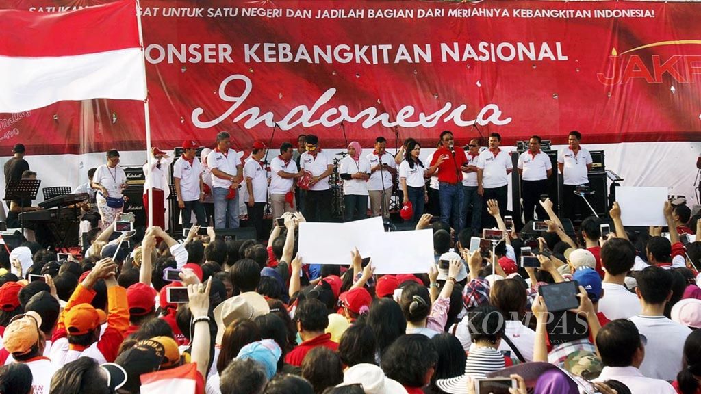Plt Gubernur DKI Jakarta Djarot Saiful Hidayat berorasi dan menyanyi bersama pada Konser Kebangkitan Nasional Indonesia di Taman Waduk Pluit, Jakarta, Sabtu (20/5/2017). Konser bertema Satukan Semangat untuk Satu Negeri dan Jadilah Bagian dari Meriahnya Kebangkitan Indonesia diisi dengan penampilan sejumlah artis, antara lain, Once Mekel dan Katon Bagaskara.