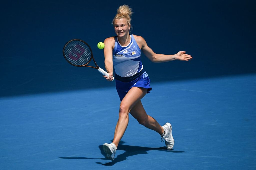 Petenis Ceko Katerina Siniakova mengembalikan bola ke petenis AS Coco Gauff pada laga babak pertama Australia Terbuka di Rod Laver Arena, Melbourne Park, Melbourne, Senin (16/1/2023). Gauff menang dengan skor 6-1, 6-4. 