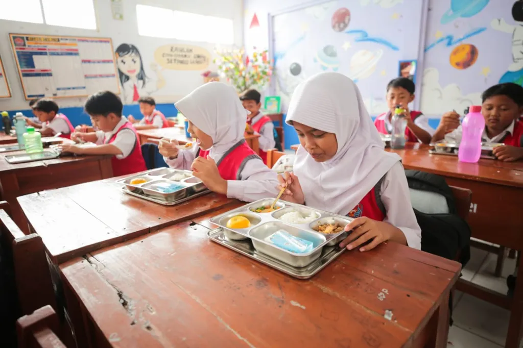 Pelaksanaan program Makan Bergizi Gratis di Kota Bandung, Jawa Barat, Senin (13/1/2025). Program ini sudah menjangkau 21.271 pelajar di tingkat TK, SD hingga SMP. 