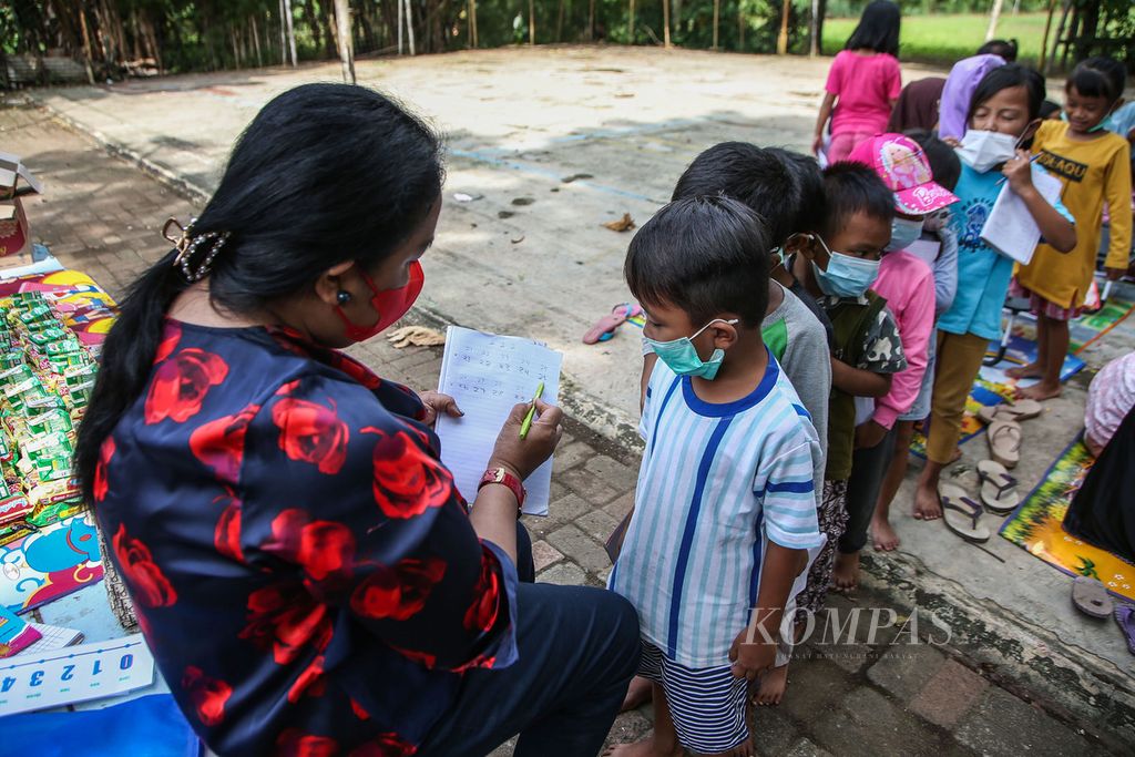 Sebanyak 40 anak pemulung mengikuti belajar membaca, menulis, dan berhitung yang diinisiasi Rumah Hebat Anak Indonesia di kawasan Karang Tengah, Lebak Bulus, Jakarta, 29 April 2022. Anak-anak yang sehat dan cerdas penting agar negara memiliki generasi muda yang produktif.  