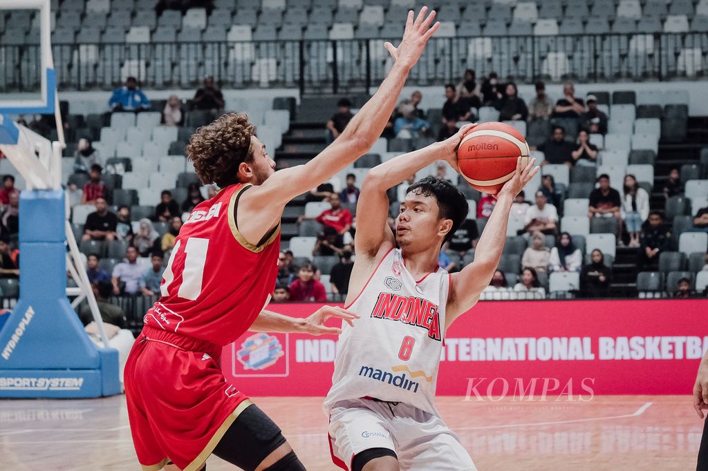 Guard tim nasional bola basket Indonesia, Yudha Saputera (kanan), saat melawan Suriah dalam Invitasi Bola Basket Internasional Indonesia di Stadion Indonesia Arena, pada Sabtu (5/8/2023). Yudha menjadi pencetak skor terbanyak timnas dengan sumbangan 21 poin.