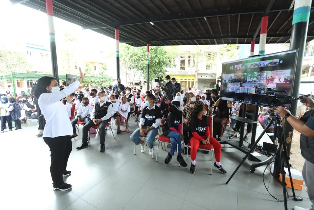 Menteri Pemberdayaan Perempuan dan Perlindungan Anak I Gusti Ayu Bintang Darmawati, Rabu (13/7/2022), berdialog dengan anak di Muara Angke, Jakarta, serta anak-anak di wilayah Jabodetabek, saat membagikan makanan olahan ikan kepada sejumlah anak-anak di wilayah Jakarta dan sekitarnya.