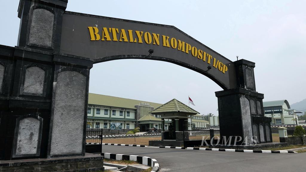 https://assetd.kompas.id/ZJJbuIDvFA8WS-hzZs8W1V_46xg=/1024x576/filters:watermark(https://cdn-content.kompas.id/umum/kompas_main_logo.png,-16p,-13p,0)/https%3A%2F%2Fkompas.id%2Fwp-content%2Fuploads%2F2019%2F10%2F20191003_ENGLISH-SOFT-NEWS-TNI-DI-TAPAL-BATAS_A_web_1570114225.jpg