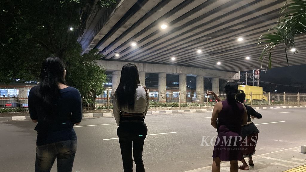 A number of transwomen stand on the side of the road in the Klender area, East Jakarta, Saturday (23/7/2022) early in the morning.