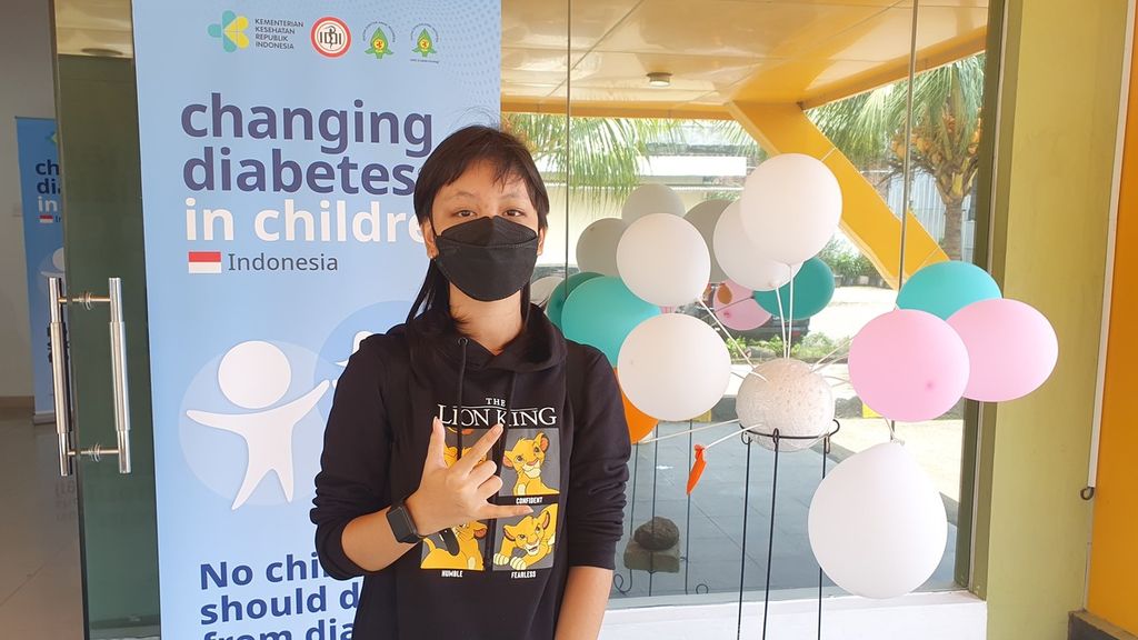 Agnes Elisa Adiningrum, anak remaja 16 tahun pengidap diabetes melitus tipe 1, saat ditemui di Rumah Sakit Anak dan Bunda Harapan Kita, Jakarta, Kamis (16/3/2023). Dia didiagnosis dokter mengidap diabetes sejak usia 13 tahun atau empat tahun lalu.