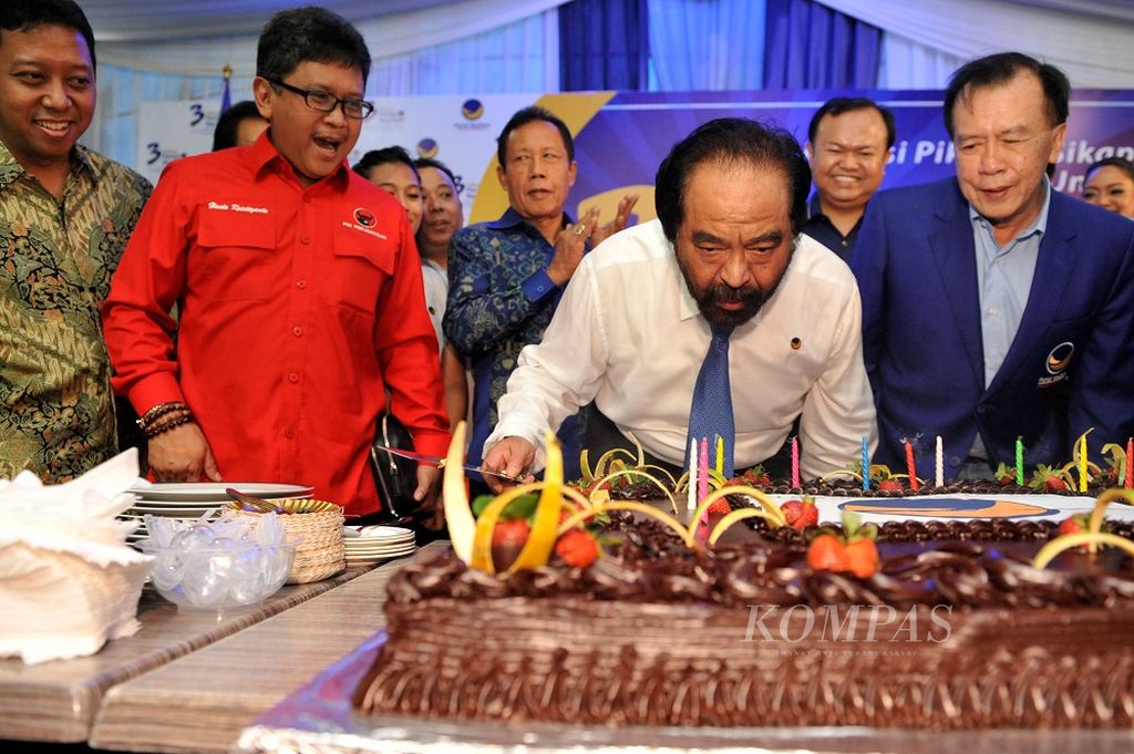 Perayaan HUT ketiga Partai NasDem - Ketua Umum Partai NasDem Surya Paloh meniup lilin sebagai bagian dari perayaan HUT ketiga Partai NasDem di Kantor DPP Partai NasDem, Gondangdia, Jakarta Pusat, Selasa (11/11/2014). Kegiatan tersebut di hadiri oleh elite partai politik Koalisi Indonesia Hebat seperti Ketua Umum PPP Muktamar Surabaya Romahurmuziy (kiri), Plt Sekretaris Jenderal PDI Perjuangan Hasto Kristiyanto (dua dari kiri), Ketua Umum DPP PKB Muhaimin Iskandar (tidak tampak), dan Umum DPP PKPI Sutiyoso.