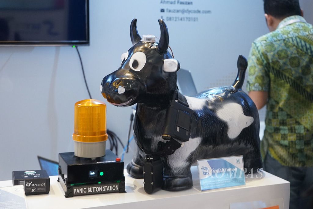 Peranti SMARTernak terpasang pada boneka sapi di stan perusahaan teknologi Dycode X dalam pameran Asia Internet of Things Business Platform pada Selasa (28/8/2018) di Kuningan, Jakarta Selatan. SMARTernak tidak hanya melacak lokasi ternak, tetapi juga suhu, pertumbuhan, dan perilaku ternak. Penggunaan peranti <i>internet of things</i> seperti ini diharapkan dapat meningkatkan efisiensi suatu industri.