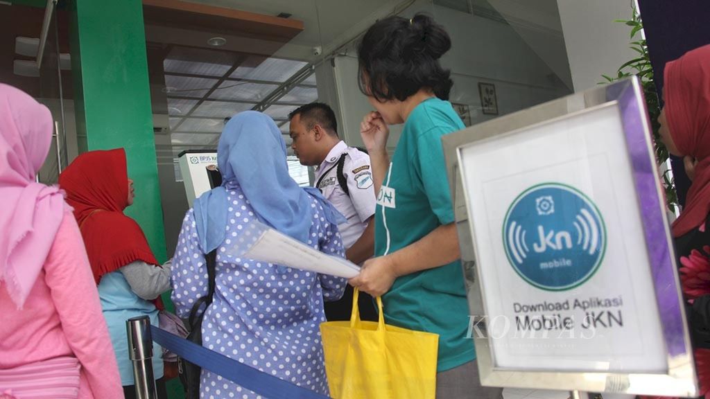 Petugas membantu warga yang hendak mengurus keanggotaan Jaminan Kesehatan Nasional (JKN) di Kantor Cabang BPJS Kesehatan Tangerang, Banten, Jumat (16/11/2018). BPJS Kesehatan mengembangkan aplikasi untuk memudahkan peserta mengetahui berbagai hal terkait JKN, termasuk mengubah data diri peserta. Di Tangerang, 60 persen peserta JKN sudah menggunakan aplikasi ini.