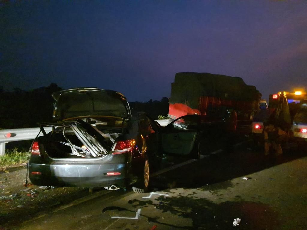 Suasana di sekitar tempat kejadian perkara kecelakaan di kilometer 315 Tol Transjawa ruas Pemalang-Batang, Jawa Tengah, Senin (20/3/2023). Salah satu korban jiwa dalam kecelakaan itu adalah atlet bulu tangkis nasional, Syabda Perkasa Belawa. 