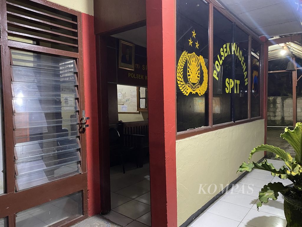 Suasana kantor Kepolisian Sektor Kradenan, Kabupaten Blora, Jawa Tengah, Kamis (15/12/2022). Polsek itu saat ini dipimpin oleh Inspektur Satu Umbaran Wibowo. Sebelum diketahui statusnya sebagai anggota Polri, Wibowo dikenal sebagai wartawan di Blora. 