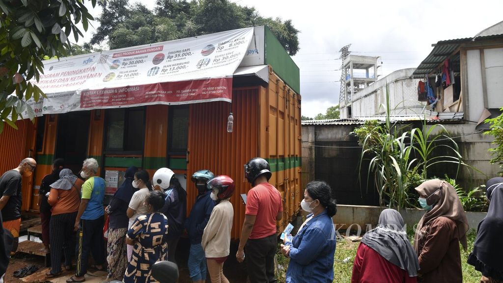 Warga antre untuk berbelanja pangan murah bersubsidi di gerai Pasar Jaya Senen, Jakarta Pusat, Senin (7/2/2022). Pangan murah yang disediakan termasuk daging sapi dan susu UHT. 