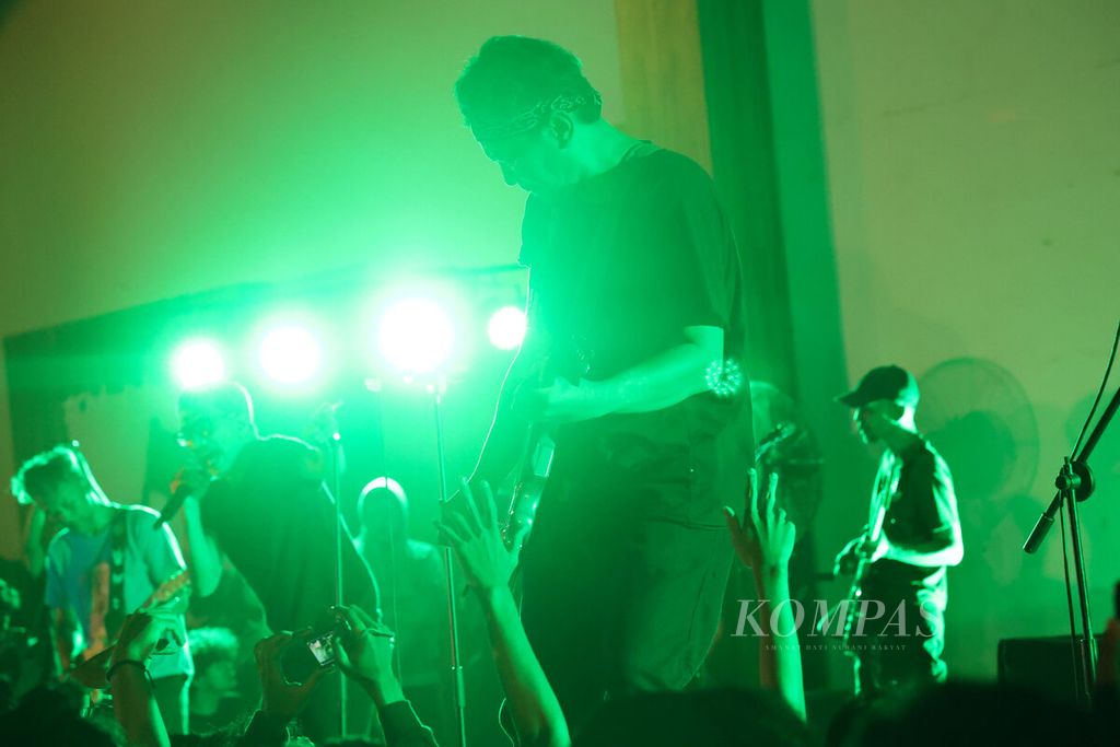 Penampilan Majelis Lidah Berduri saat konser dengan tajuk September Hitam yang mengenang banyak peristiwa kekerasan dan pelanggaran HAM di Auditorium Imam Barjo, Pleburan, Kota Semarang, Jawa Tengah, Sabtu (20/9/2025). 