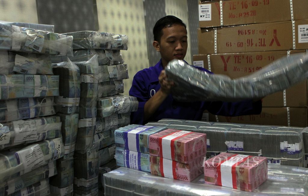 Dana tunai sedang disiapkan di Bank Mandiri, Jakarta, 23 Desember 2019. Pertumbuhan penyaluran kredit ditargetkan meningkat dari 5,2 persen pada 2021 menjadi sekitar 7,5 persen pada tahun 2022. 
