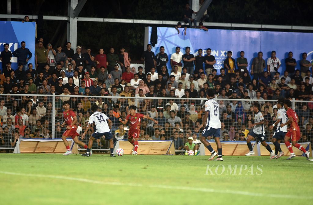 Euforia penonton yang menyaksikan babak penyisihan cabang olahraga sepak bola yang mempertemukan tim tuan rumah, Aceh, dan Banten dalam Pekan Olahraga Nasional (PON) Aceh-Sumatera Utara 2024 di Stadion Haji Dimurthala, Banda Aceh, Rabu (4/9/2024).