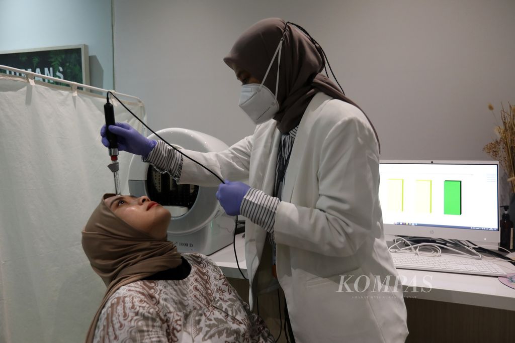 Staf bagian analis riset menganalisis karakteristik wajah konsumen dengan alat MPA6 di Klinik Nusatic di kawasan Kebayoran Baru, Jakarta Selatan, Sabtu (14/1/2023). Pelayanan analisis <i>microbiome</i> (mikroba baik) kulit di klinik ini dapat mengetahui kebutuhan kulit yang sesungguhnya dan memilih produk perawatan kulit sesuai kebutuhan dengan tepat. 