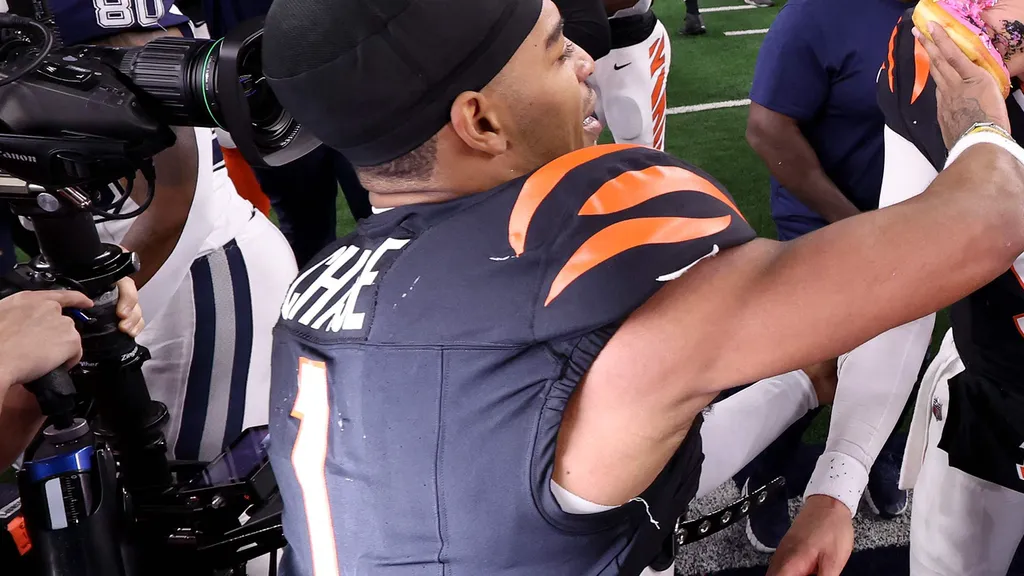 ARLINGTON, TEXAS - DECEMBER 09: Ja'Marr Chase #1 of the Cincinnati Bengals smashes a doughnut in the face of Joe Burrow #9 after defeating the Dallas Cowboys in the game at AT&T Stadium on December 09, 2024 in Arlington, Texas.   Sam Hodde/Getty Images/AFP (Photo by Sam Hodde / GETTY IMAGES NORTH AMERICA / Getty Images via AFP)