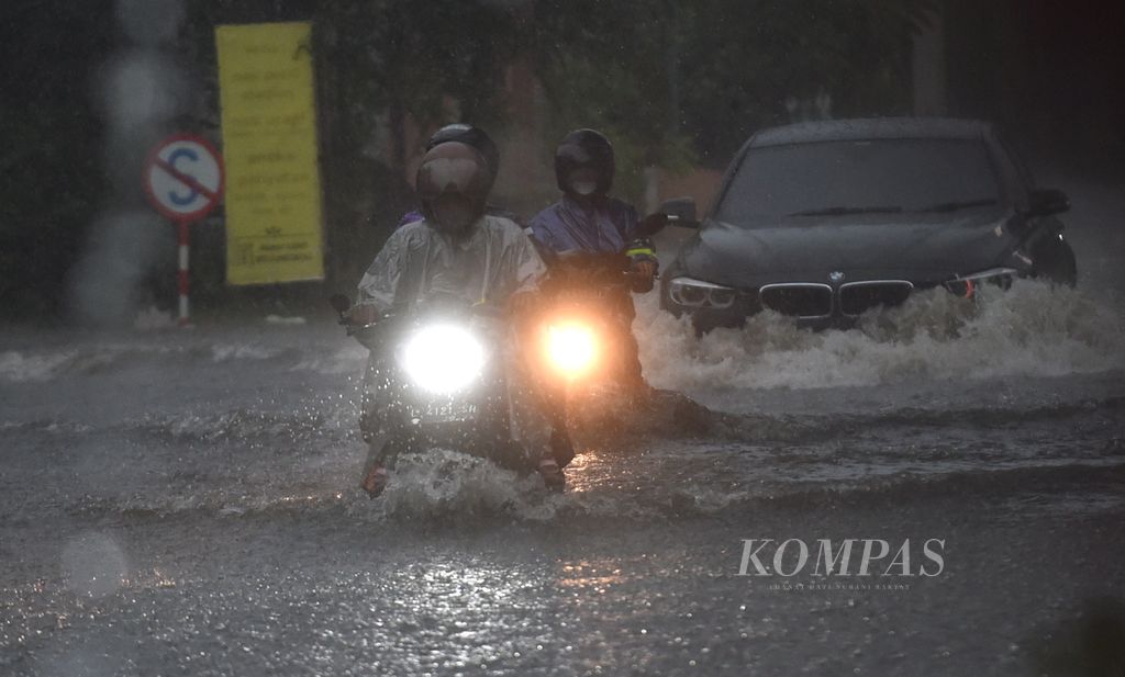 Ilustrasi kondisi cuaca. Hujan lebat di Kecamatan Waru, Kabupaten Sidoarjo, Jawa Timur, Minggu (30/1/2022). Hujan yang berlangsung hampir 2 jam tersebut menyebabkan banjir di sejumlah titik di Kecamatan Waru.