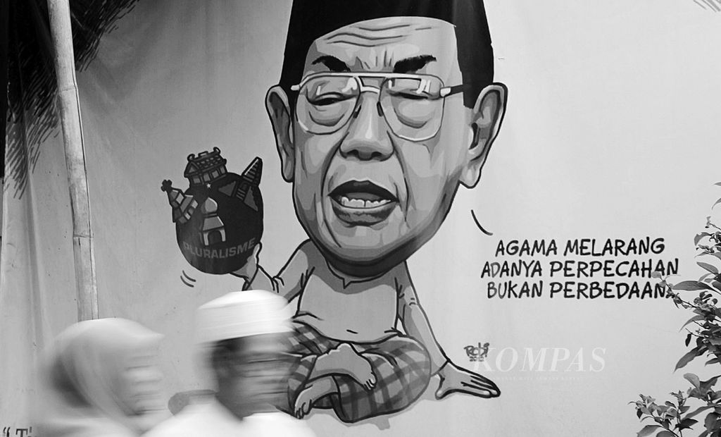 Warga melintas di depan spanduk yang mengutip pernyataan Mantan Presiden RI KH Abdurrahman Wahid (Gus Dur) di kawasan Duren Sawit, Jakarta, Minggu (10/8/2014). Gus Dur dikenal sebagai tokoh bangsa yang memberi tempat lebih layak bagi kaum minoritas di Indonesia.